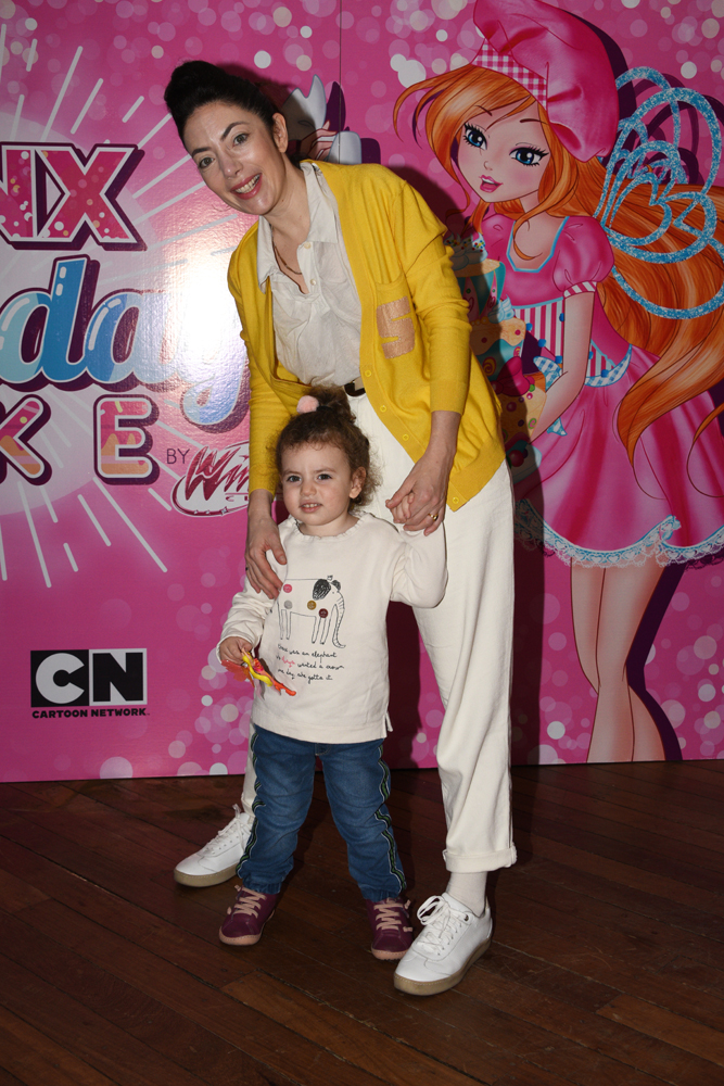 BUSE BAHÇEKAPILI İLE WİNX CLUB KUTLAMASI