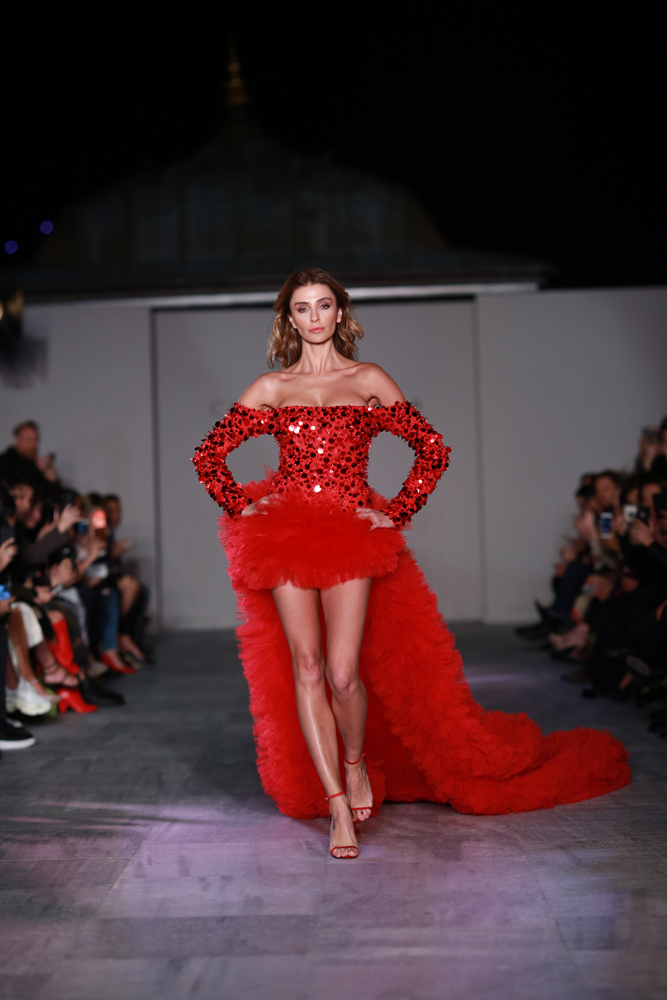 CİHAN NACAR'DAN HAVUZ BAŞINDA KOLEKSİYON TANITIMI