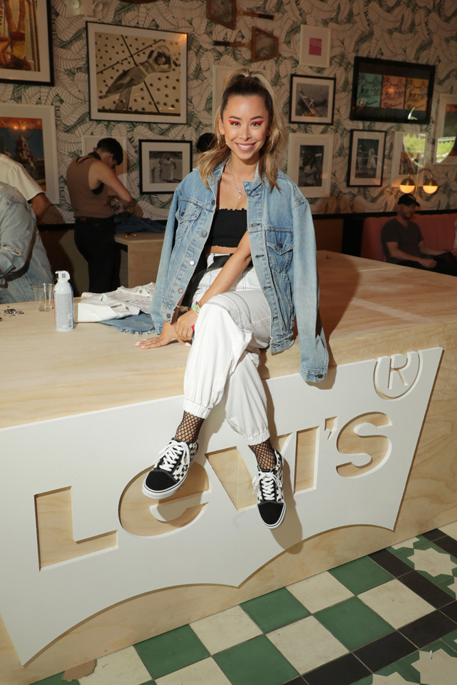 LEVI'S PARTİSİNE ÜNLÜ AKINI