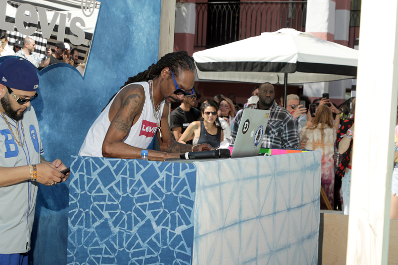 LEVI'S PARTİSİNE ÜNLÜ AKINI