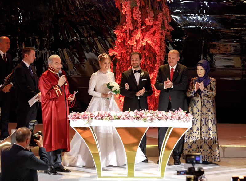 YELDA DEMİRÖREN VE HALUK KALYONCU DÜNYA EVİNE GİRDİ