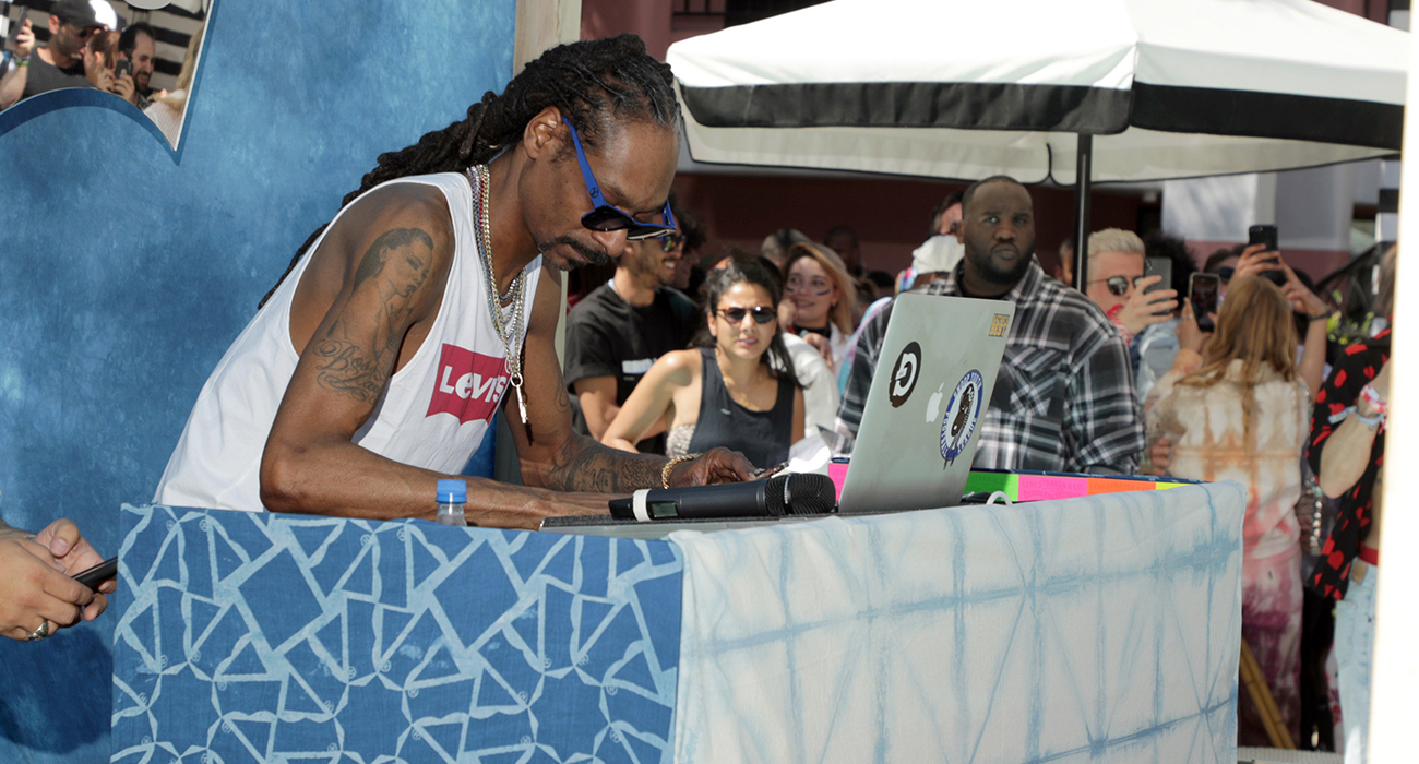 LEVI'S PARTİSİNE ÜNLÜ AKINI