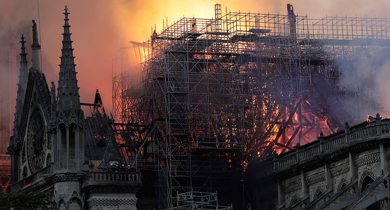 NOTRE DAME'DA BÜYÜK YANGIN