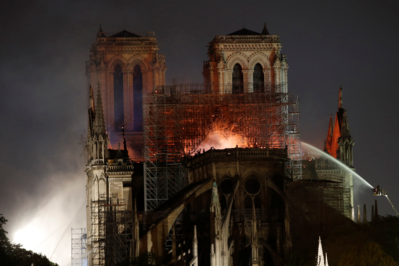 NOTRE DAME'DA BÜYÜK YANGIN