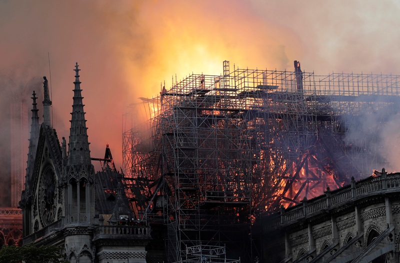NOTRE DAME'DA BÜYÜK YANGIN