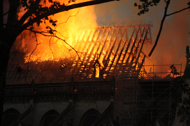 NOTRE DAME'DA BÜYÜK YANGIN