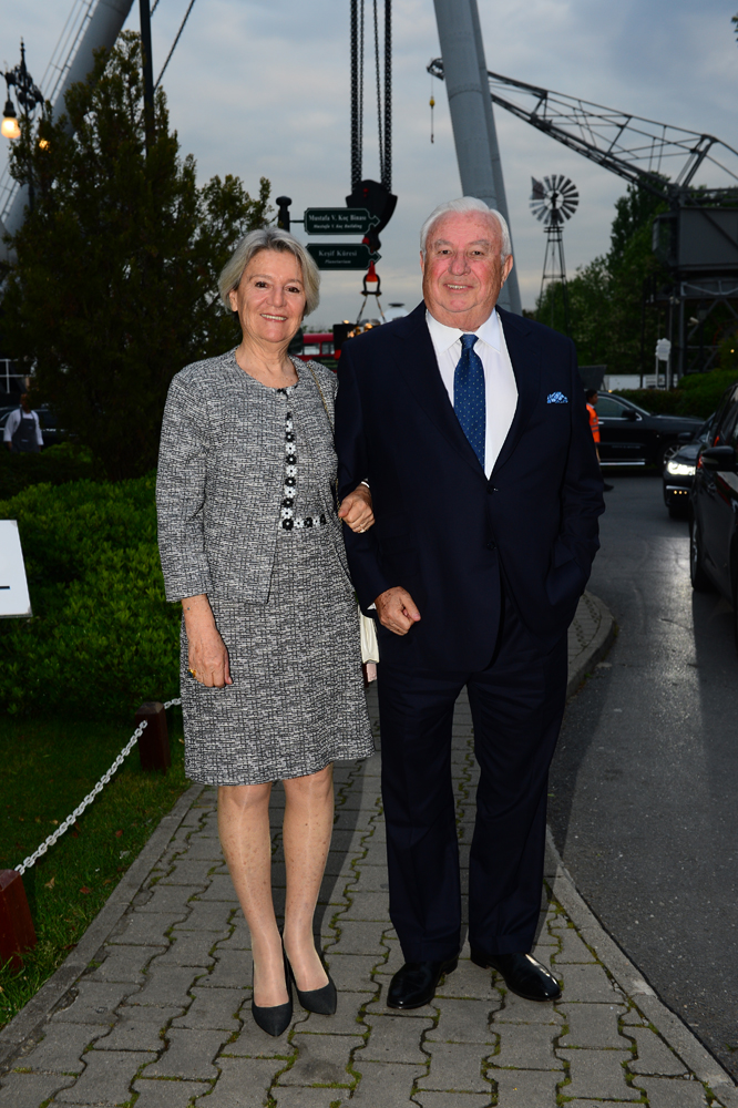 KOÇ AİLESİ DOSTLARINI AĞIRLADI 