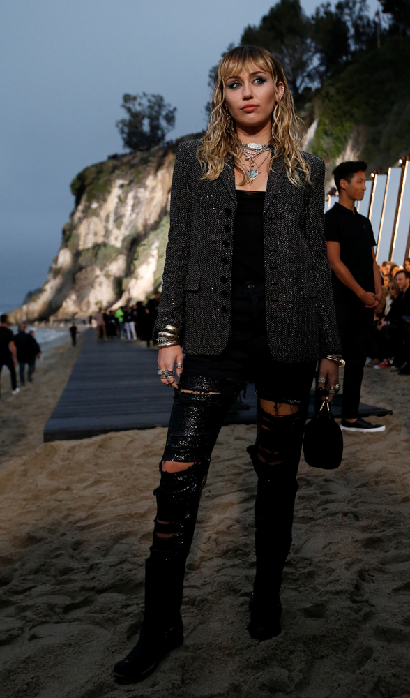 MILEY CYRUS VE LIAM HEMSWORTH DEFİLEDE