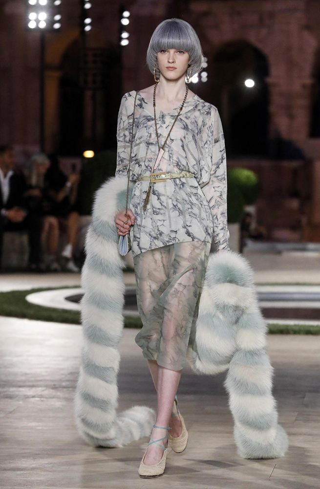 FENDI'DEN KARL LAGERFELD ANISINA DEFİLE