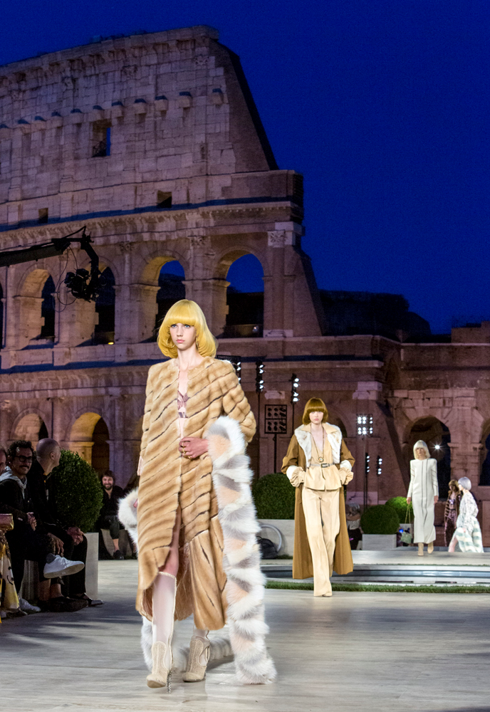 FENDI'DEN KARL LAGERFELD ANISINA DEFİLE