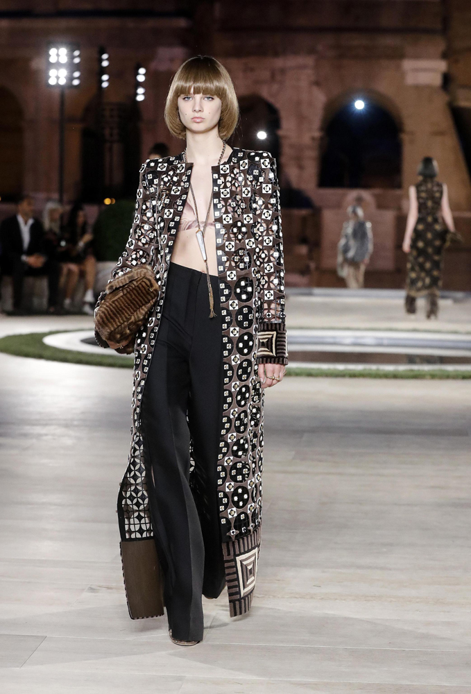 FENDI'DEN KARL LAGERFELD ANISINA DEFİLE