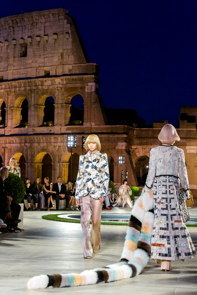 FENDI'DEN KARL LAGERFELD ANISINA DEFİLE