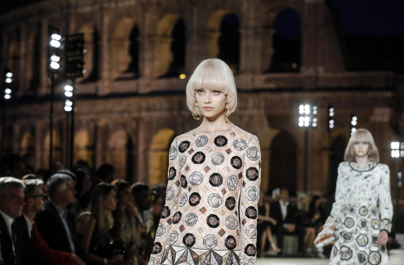 FENDI'DEN KARL LAGERFELD ANISINA DEFİLE