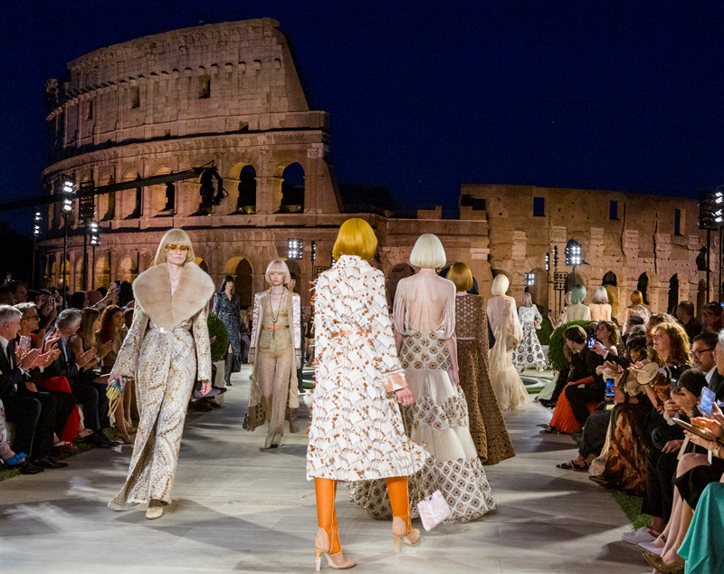 FENDI'DEN KARL LAGERFELD ANISINA DEFİLE