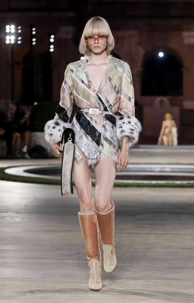 FENDI'DEN KARL LAGERFELD ANISINA DEFİLE