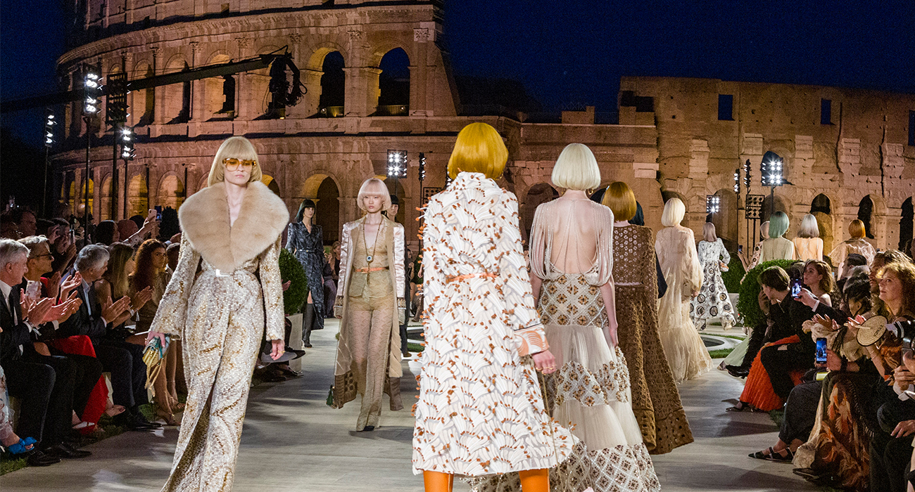 FENDI'DEN KARL LAGERFELD ANISINA DEFİLE