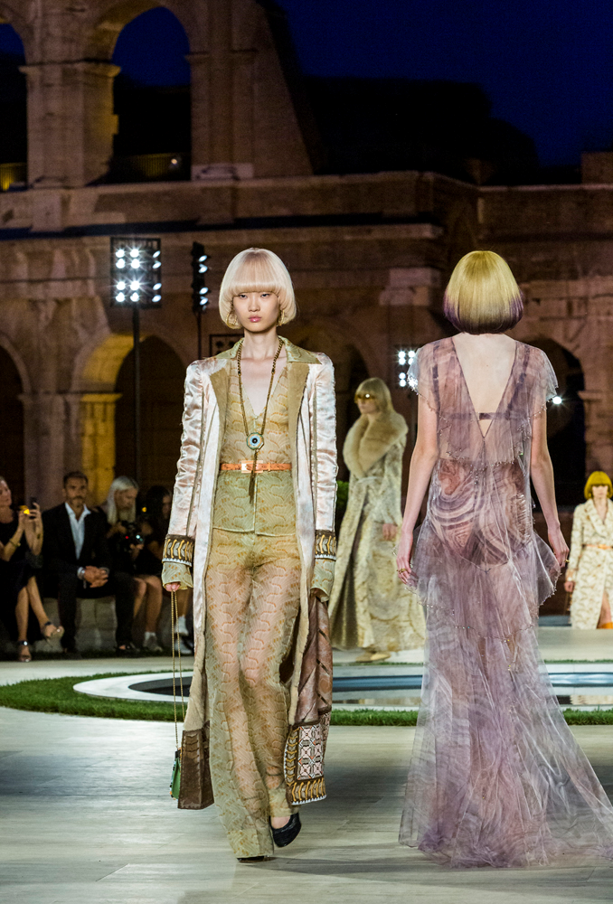 FENDI'DEN KARL LAGERFELD ANISINA DEFİLE