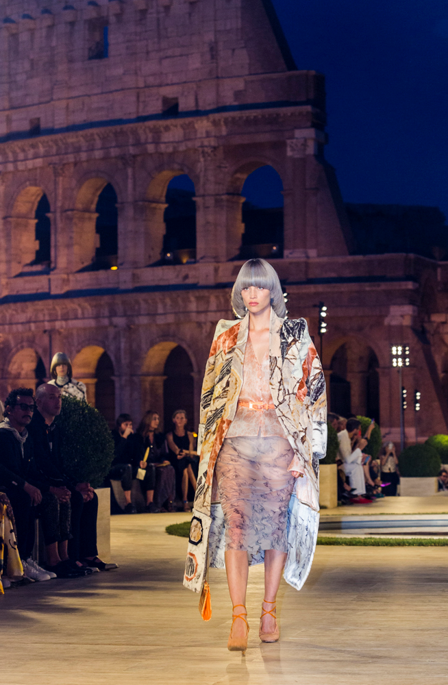 FENDI'DEN KARL LAGERFELD ANISINA DEFİLE