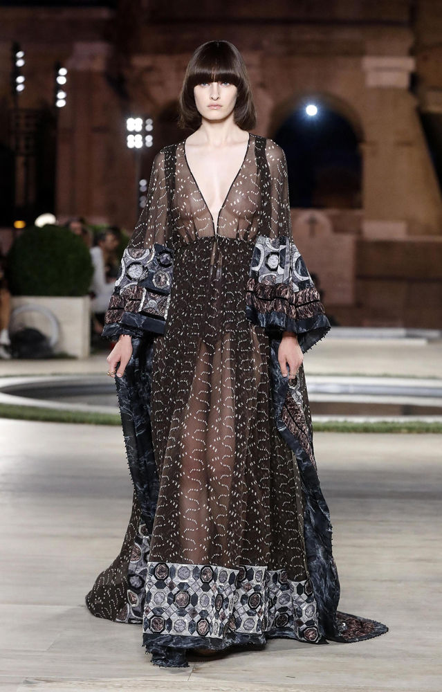 FENDI'DEN KARL LAGERFELD ANISINA DEFİLE