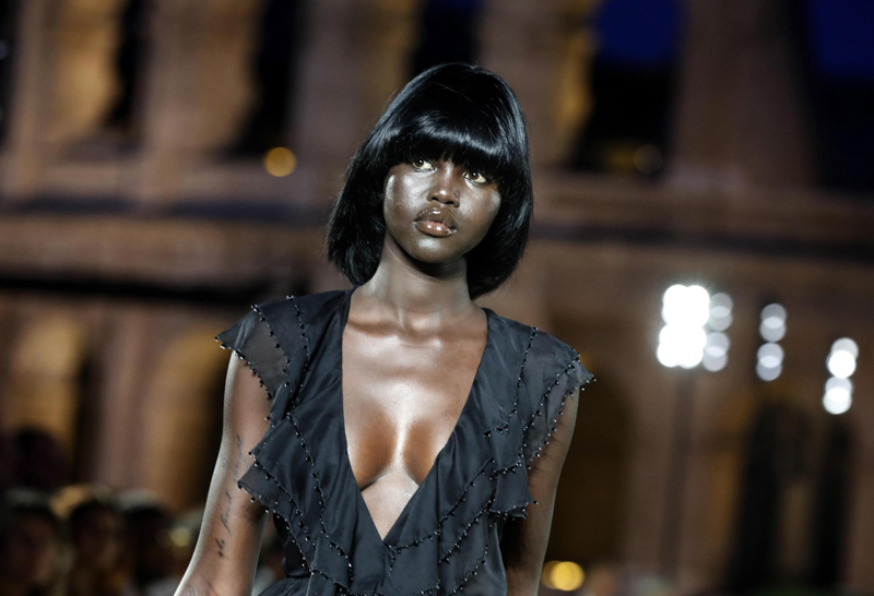 FENDI'DEN KARL LAGERFELD ANISINA DEFİLE