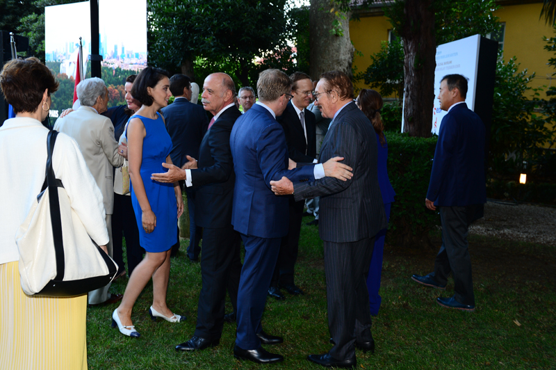 FRANSIZ SARAYI'NDA KUTLAMA