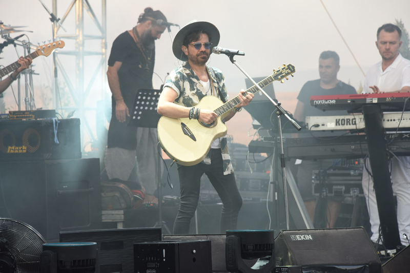 KENAN DOĞULU'DAN ÇEŞME ÇIKARTMASI