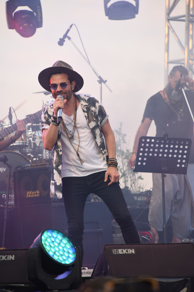 KENAN DOĞULU'DAN ÇEŞME ÇIKARTMASI