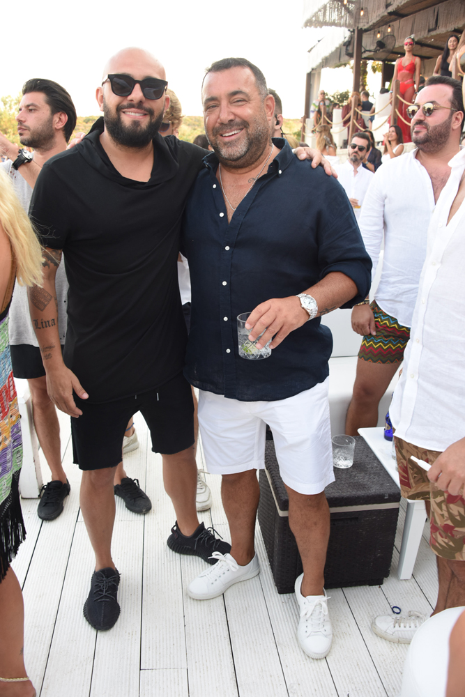 KENAN DOĞULU'DAN ÇEŞME ÇIKARTMASI