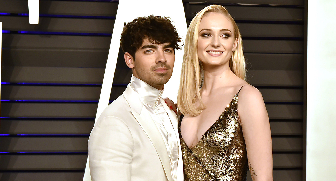 SOPHIE TURNER VE JOE JONAS NEDEN DÖVME YAPTIRDI?