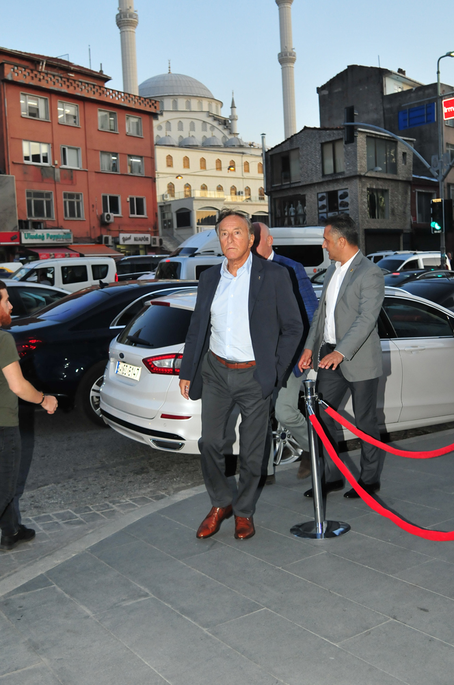 ARTER KAPILARINI AÇTI 