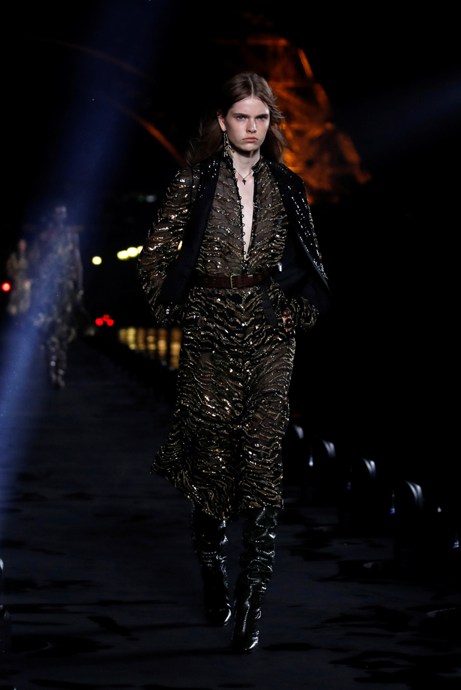 NAOMI CAMPBELL PODYUMDAYDI