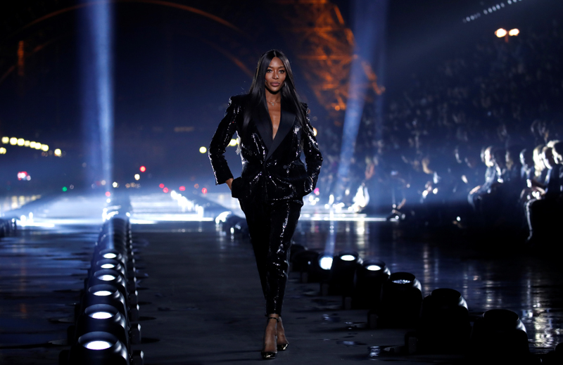 NAOMI CAMPBELL PODYUMDAYDI