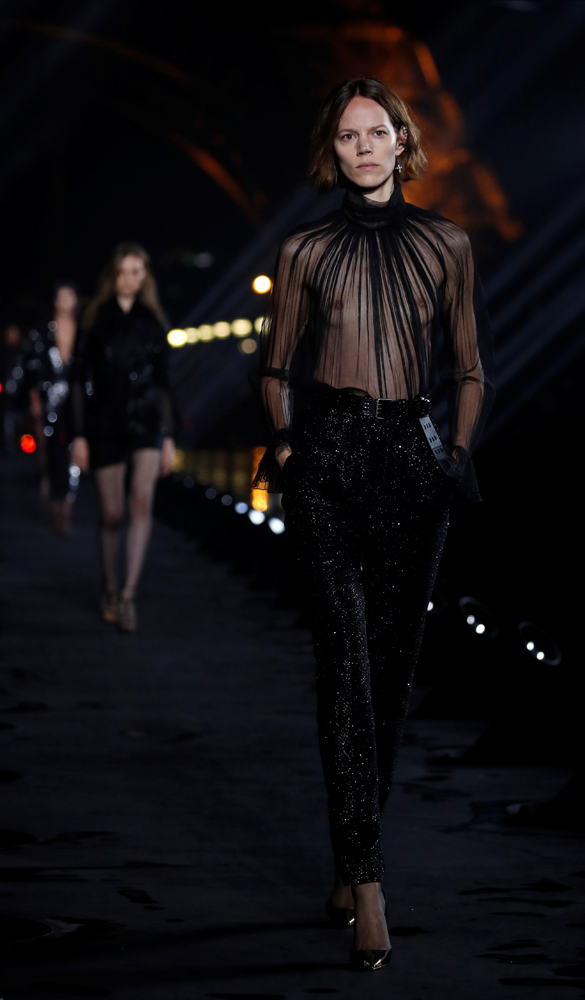 NAOMI CAMPBELL PODYUMDAYDI