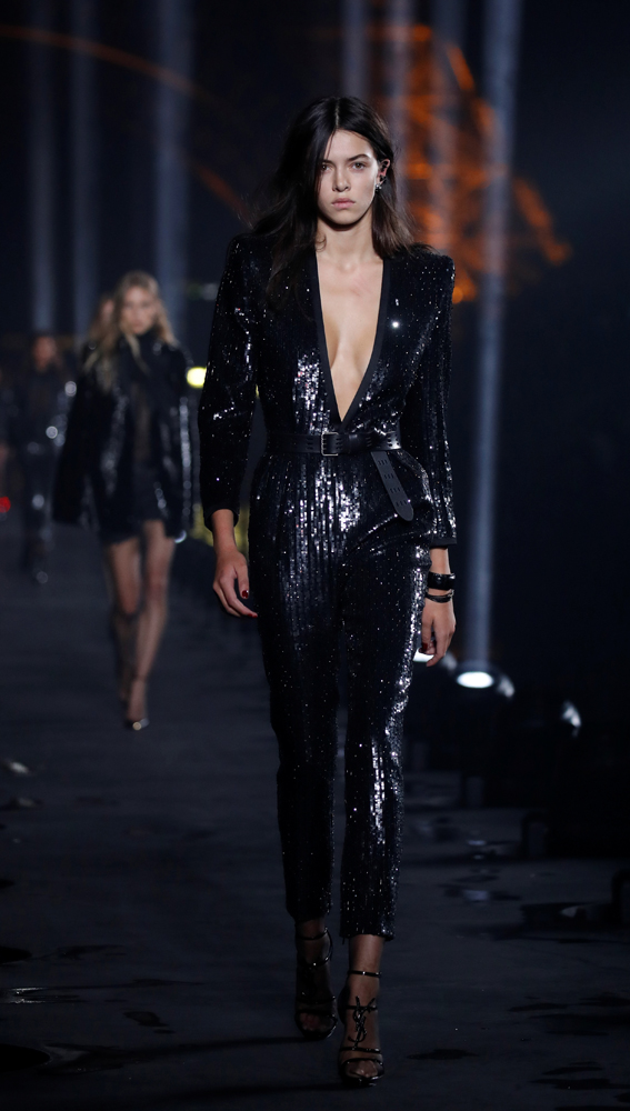 NAOMI CAMPBELL PODYUMDAYDI