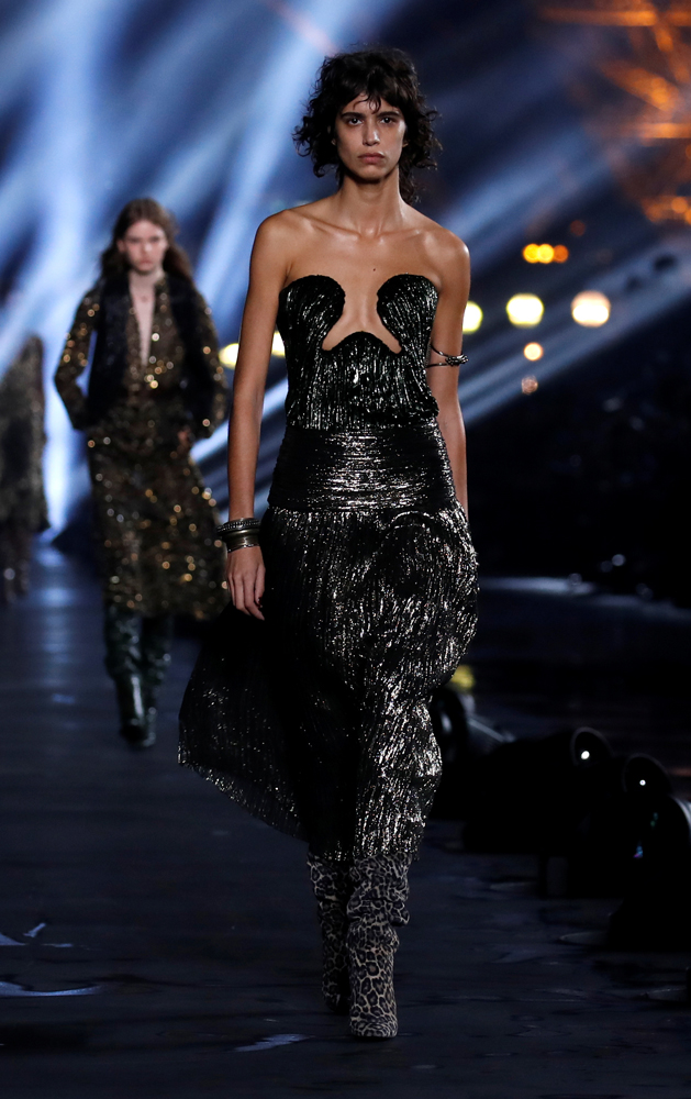 NAOMI CAMPBELL PODYUMDAYDI