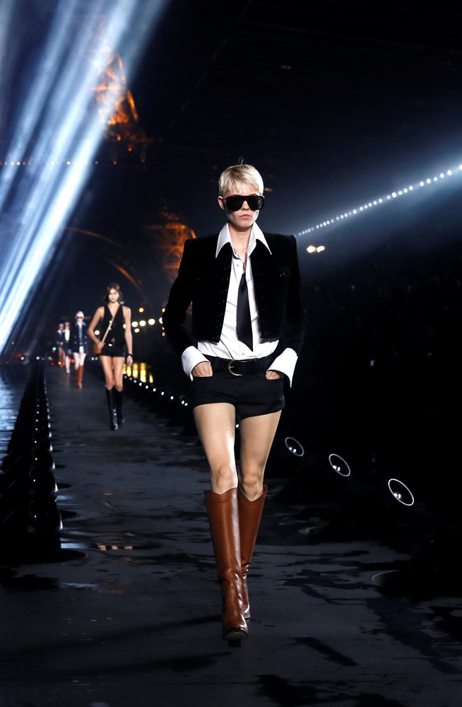 NAOMI CAMPBELL PODYUMDAYDI