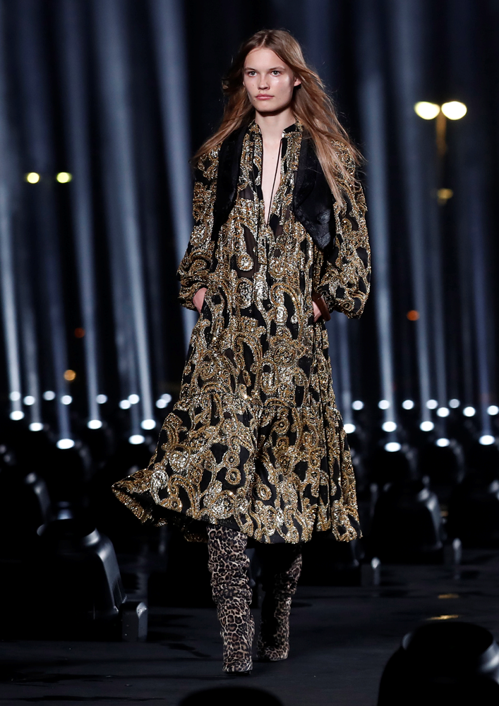 NAOMI CAMPBELL PODYUMDAYDI