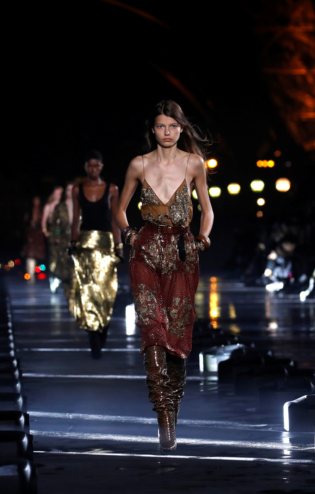 NAOMI CAMPBELL PODYUMDAYDI