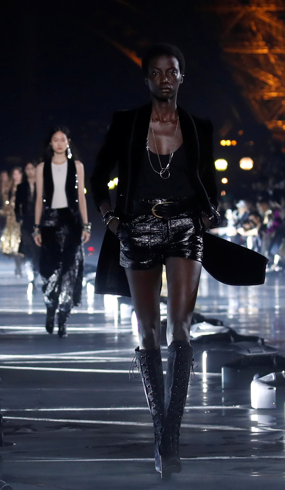 NAOMI CAMPBELL PODYUMDAYDI