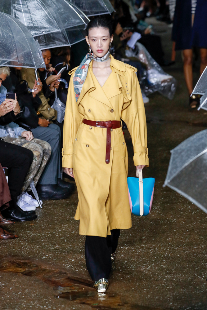 YAĞMURUN ALTINDA LANVIN DEFİLESİ