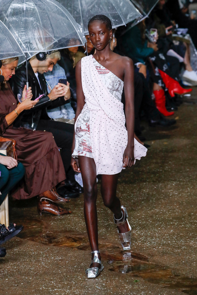 YAĞMURUN ALTINDA LANVIN DEFİLESİ