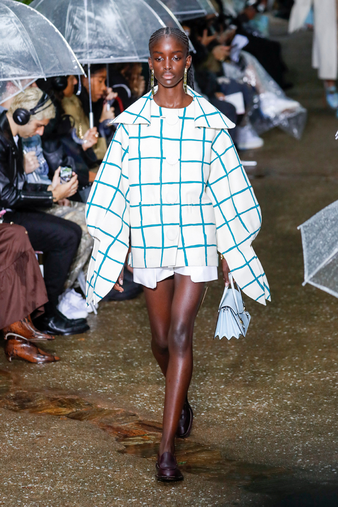 YAĞMURUN ALTINDA LANVIN DEFİLESİ