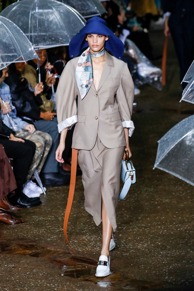 YAĞMURUN ALTINDA LANVIN DEFİLESİ