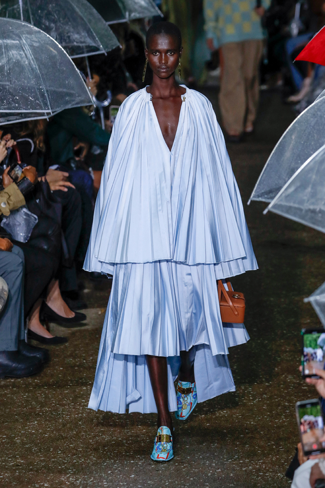 YAĞMURUN ALTINDA LANVIN DEFİLESİ