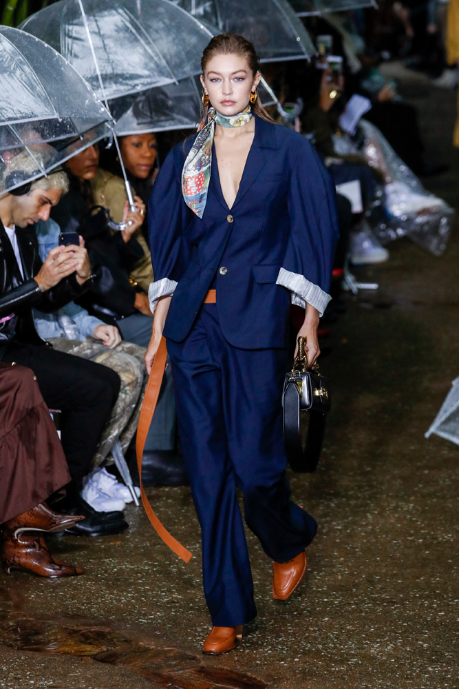 YAĞMURUN ALTINDA LANVIN DEFİLESİ