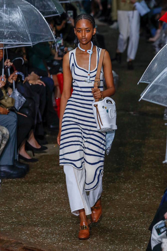 YAĞMURUN ALTINDA LANVIN DEFİLESİ