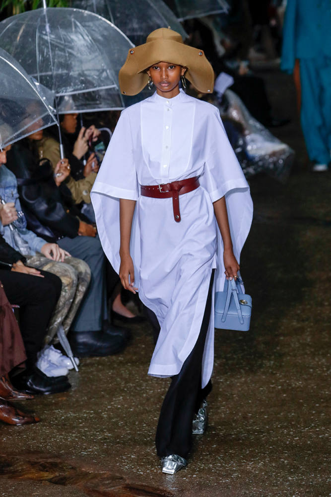 YAĞMURUN ALTINDA LANVIN DEFİLESİ