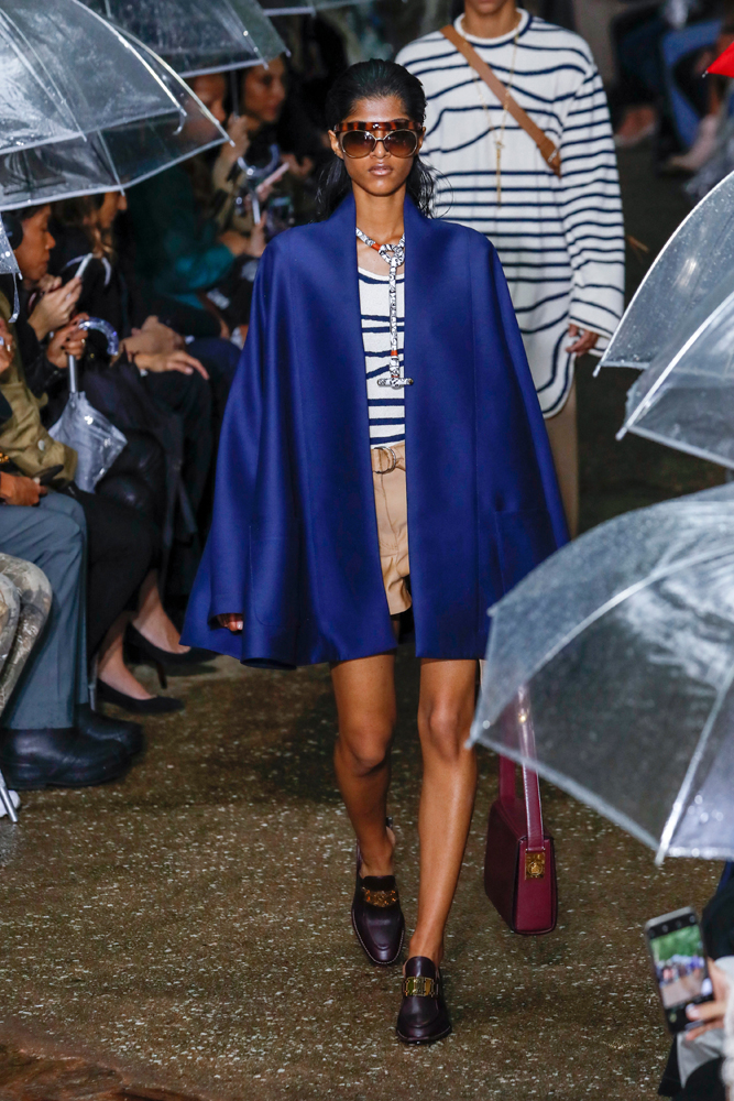 YAĞMURUN ALTINDA LANVIN DEFİLESİ