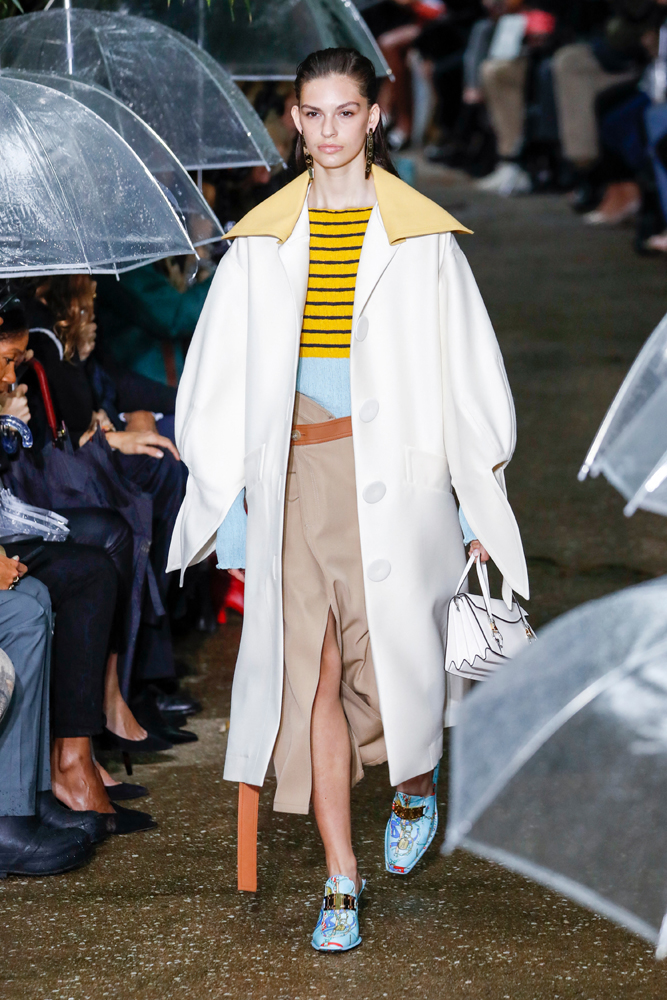 YAĞMURUN ALTINDA LANVIN DEFİLESİ