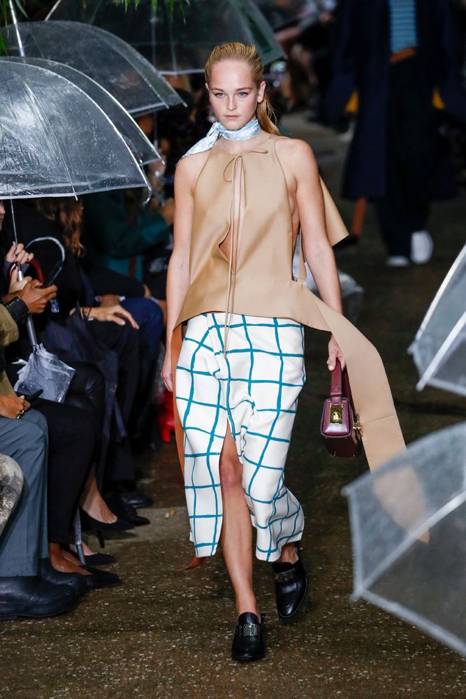 YAĞMURUN ALTINDA LANVIN DEFİLESİ